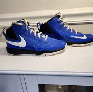 (SOLD) Nike Team hustle D7 Blue/White Mid Top Lace Up Athletic Basketball Shoes
